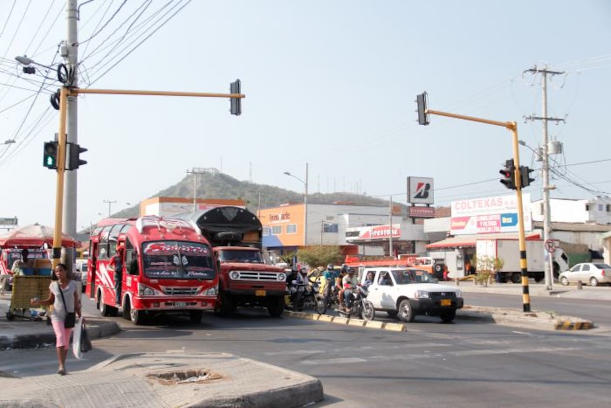 La invisibilidad de los pasos cebras es evidente en casi todos los semáforos de la ciudad y en muchos sectores concurridos donde habían sido señaladas. DANIELA BUELVAS- EL UNIVERSAL