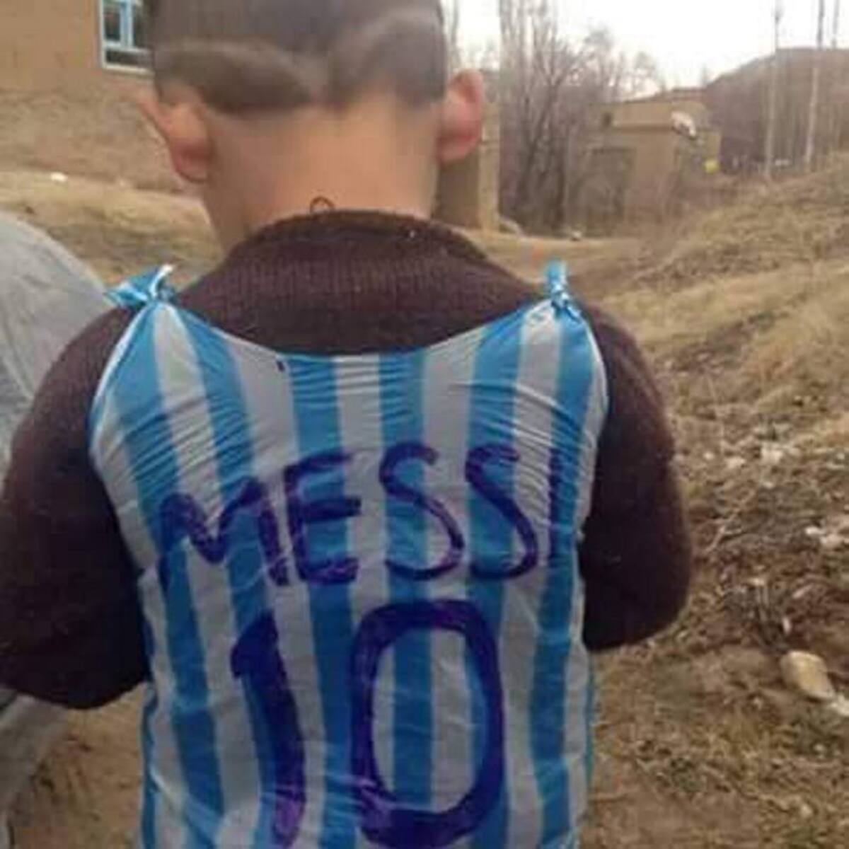 Niño afgano con una "camiseta" de Messi hecha con una bolsa Cortesía - twitter.com/messi10stats