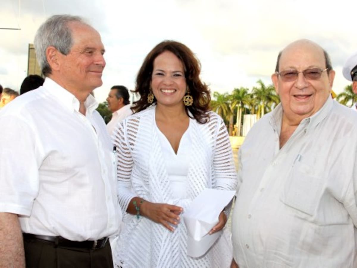 El ministro de Minas, Hernán Martínez, la alcaldesa Judith Pinedo y José Henrique Rizo Pombo.