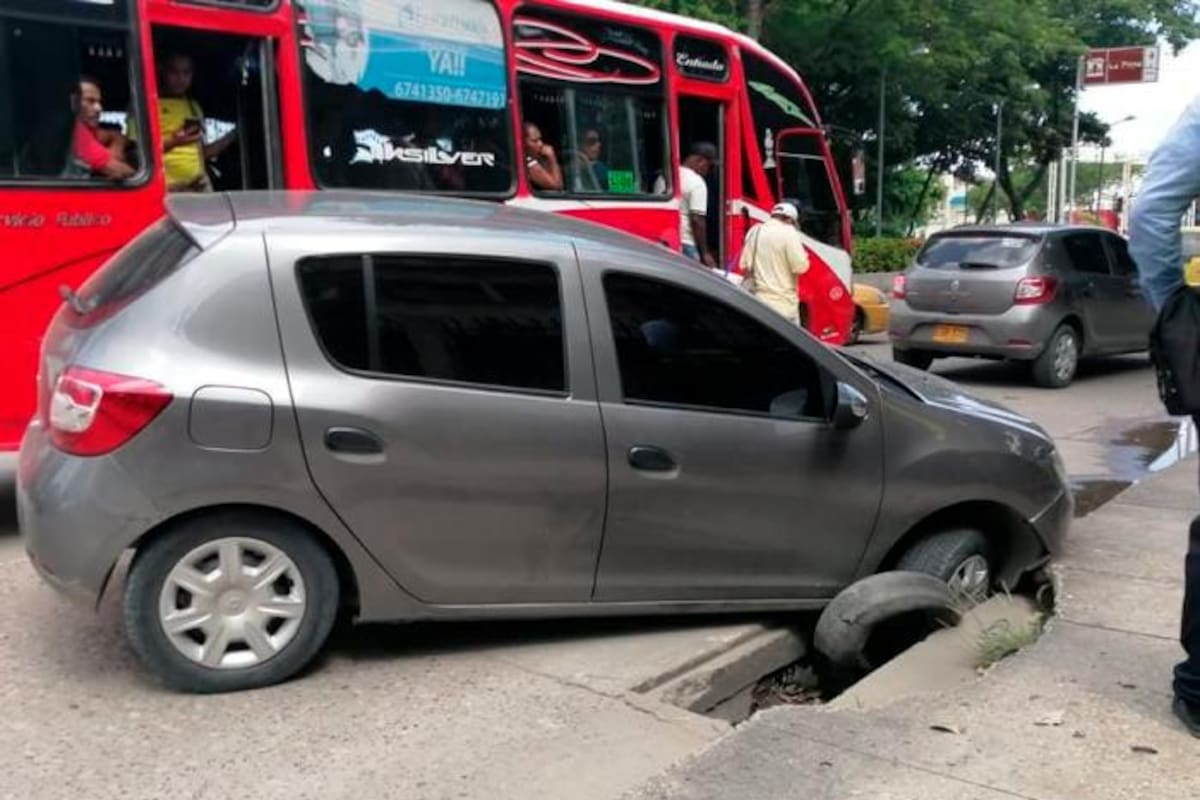 Hueco mortal: un auto se fue en esta alcantarilla destapada