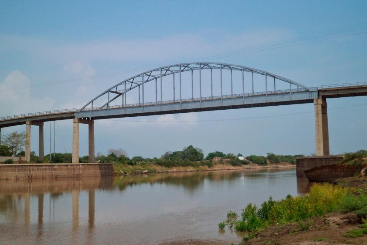 Policías evitaron que mujer se lanzara del puente de Calamar