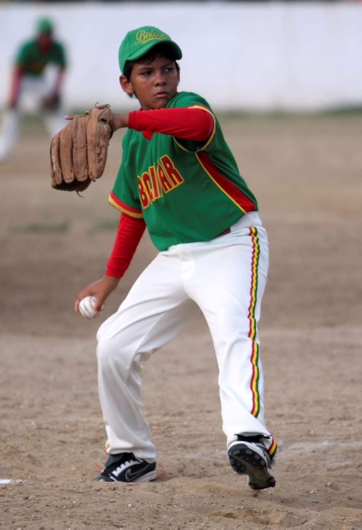 Óscar Montes, pitcher de Bolívar que obtuvo ayer una victoria sobre Valle en la categoría Infantil. OSCAR DÍAZ-EL UNIVERSAL