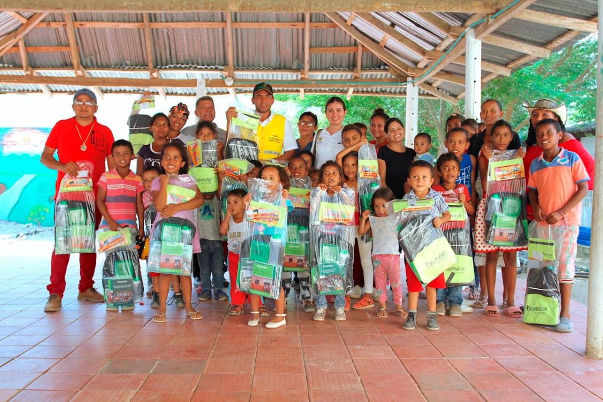 Entregan kits escolares a 300 estudiantes en Macayepos