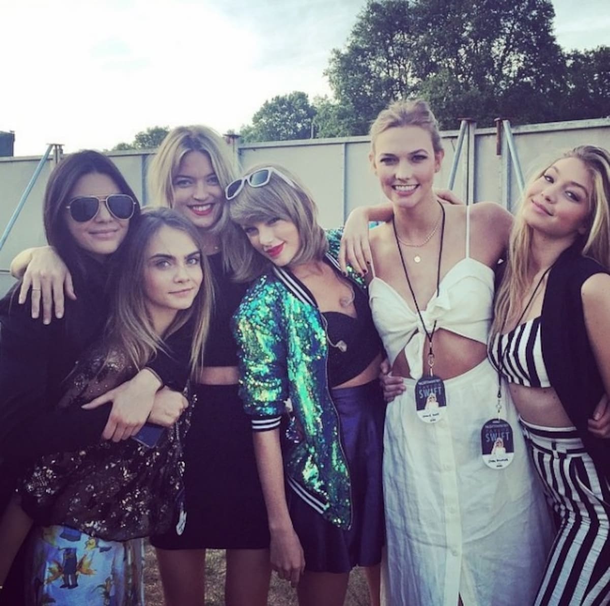 Kendall Jenner, Cara Delevigne, Karlie Kloos y Gigi Hadid, junto a Taylor Swift Instagram