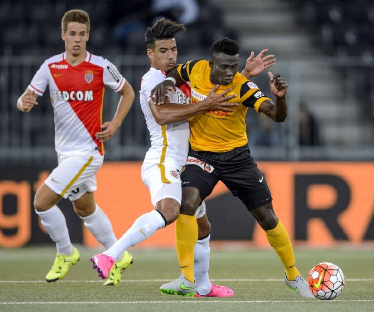 Jugadores disputan el balón durante el partido entre Young Boys vs Mónaco. AFP FABRICE COFFRINI