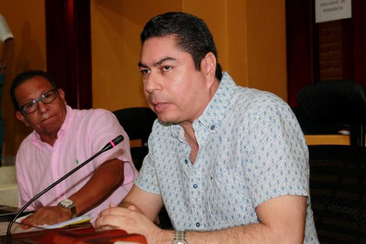 Ronald Fortich Rodelo, exconcejal, deja su curul por un fallo de Consejo de Estado. A su lado el concejal César Pión quien también rechazó la decisión del alto Tribunal. Archivo.