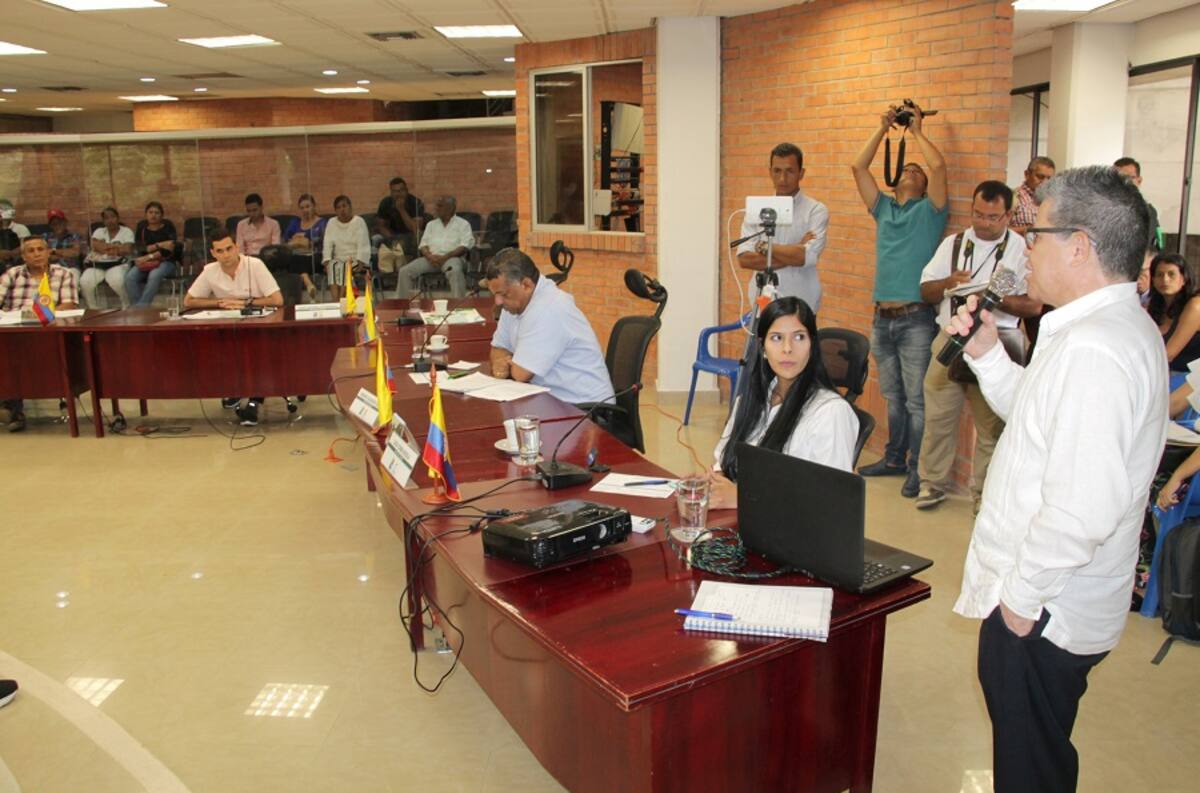 El gerente del HUS, Jorge Ducuara, y el secretario de Salud, Ramón Quintero, respondieron a los interrogantes de los diputados. MANUEL SANTIAGO PÉREZ / EL UNIVERSAL