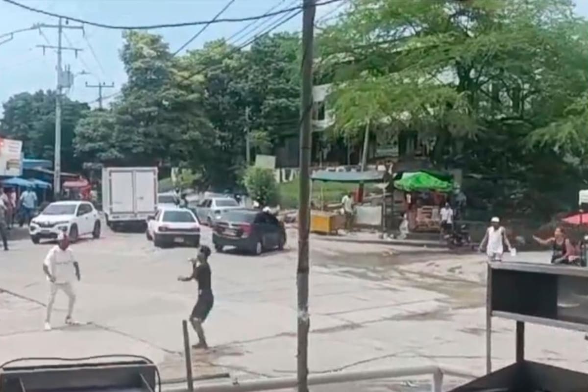Video: Hombres se enfrentan a cuchillo en vía pública de Cartagena