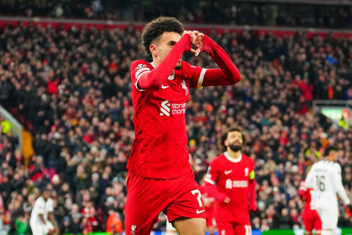 Con gol de Luis Díaz, Liverpool es líder y clasifica a octavos