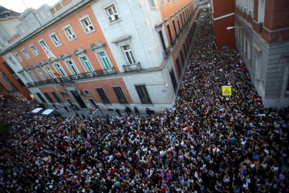 El veredicto de dos jueces en Navarra y un tercer voto discordante para exonerar a los atacantes ha generado una furia extendida y debates en las redes sociales en España.