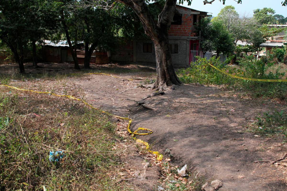 Asesinan a dos menores a bala y cuchillo en una riña
