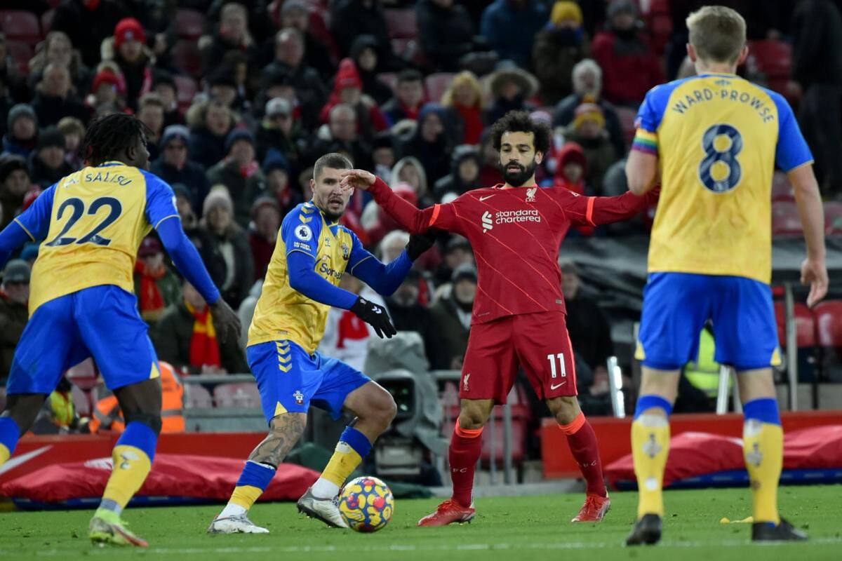 El Liverpool gana con goleada y mete presión al líder Chelsea