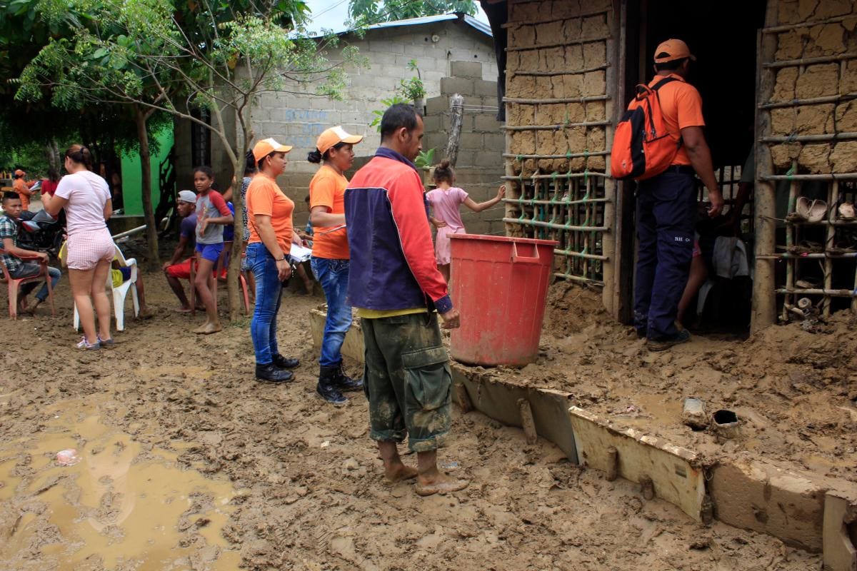 Cuerpos de socorro, Armada y la Policía nacional, realizan el censo para determinar cuántas son las familias afectadas.