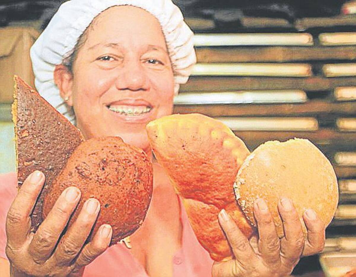 Manos de mujeres que crean variedades en golosinas. // Julio Castaño