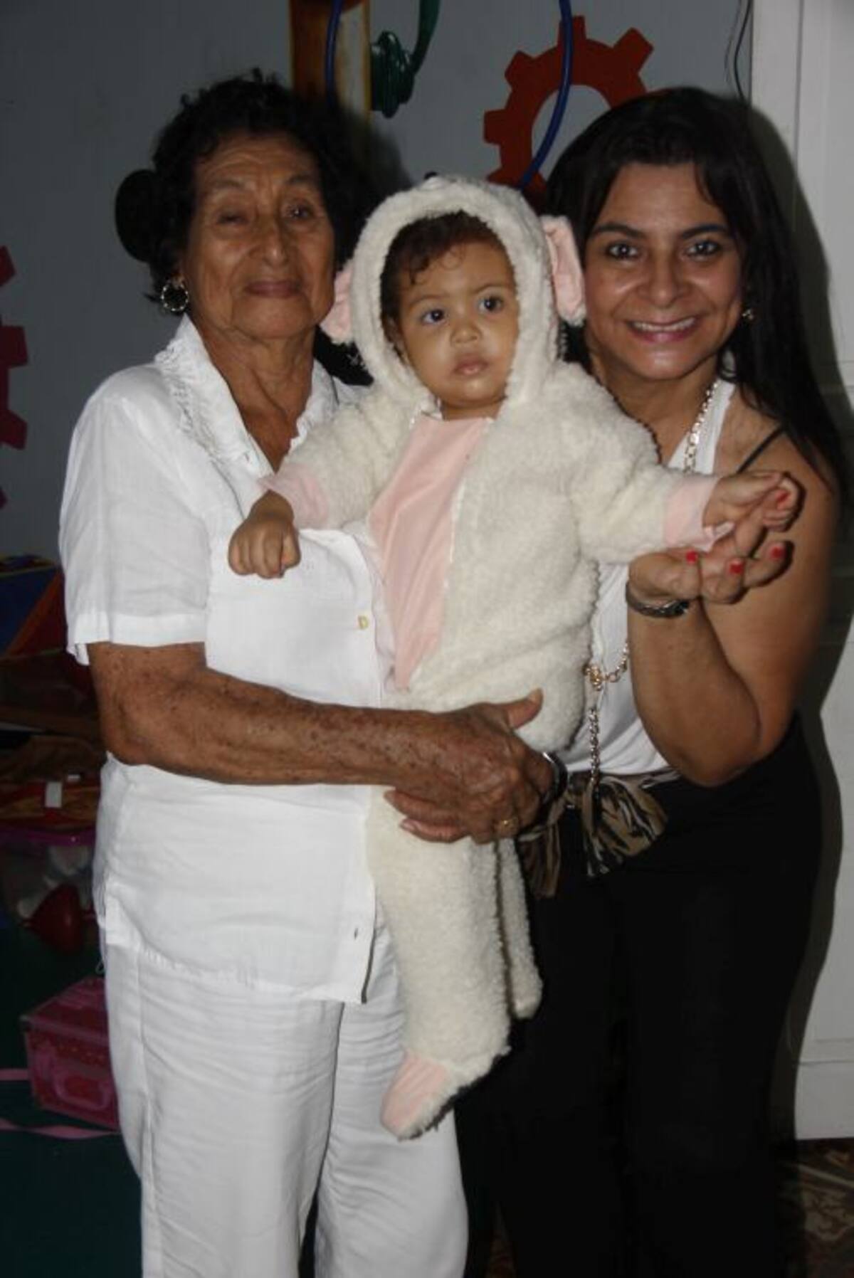Felicia de Mélendez, Gabriela Buelvas y María Victoria Mélendez.