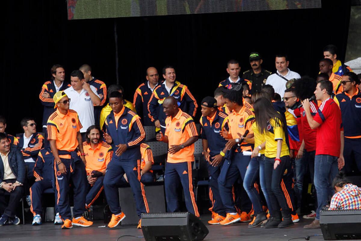 Los jugadores bailando la pegajosa canción en su recibimiento. COLPRENSA
