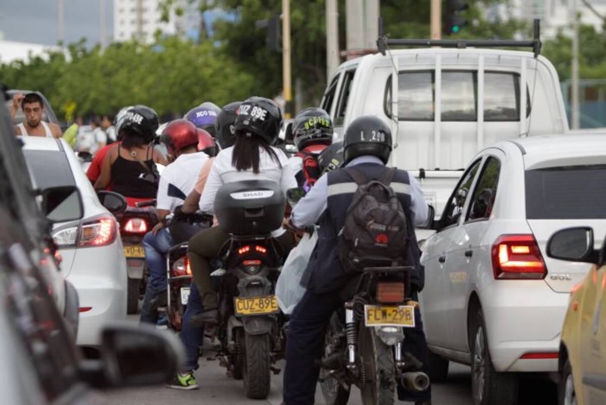Las motos con acompañante hombre solo podrían circular por las vías y rutas autorizadas. JULIO CASTAÑO BELTRÁN - EL UNIVERSAL