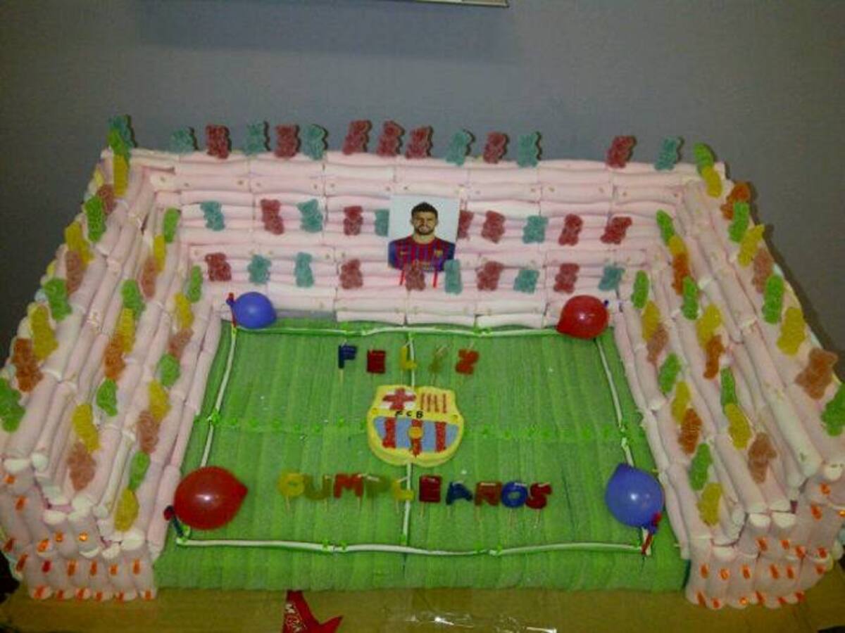 Torta que le dieron sus compañeros de equipo a Gerard Piqué. Foto tomada de Twitter
