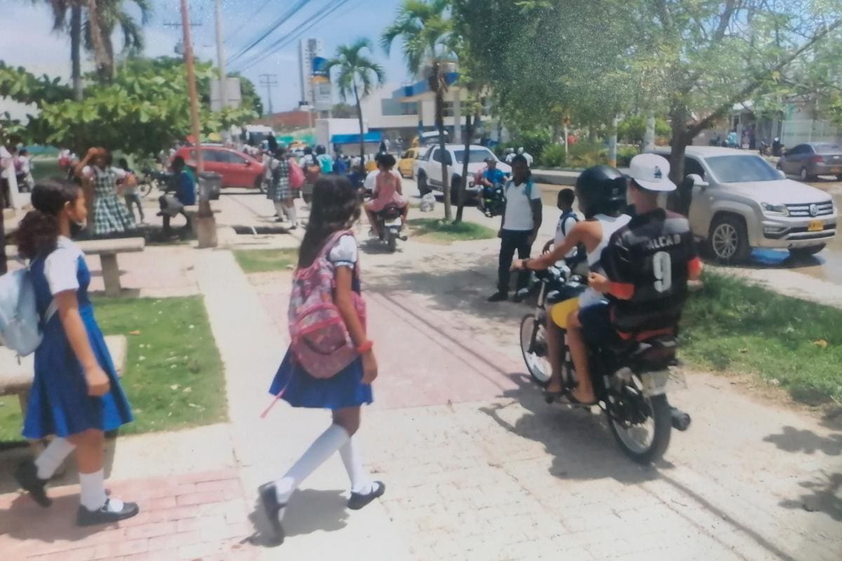 Santa Rita: motos pasan sobre el andén en plena zona escolar