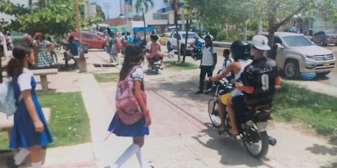 Santa Rita: motos pasan sobre el andén en plena zona escolar