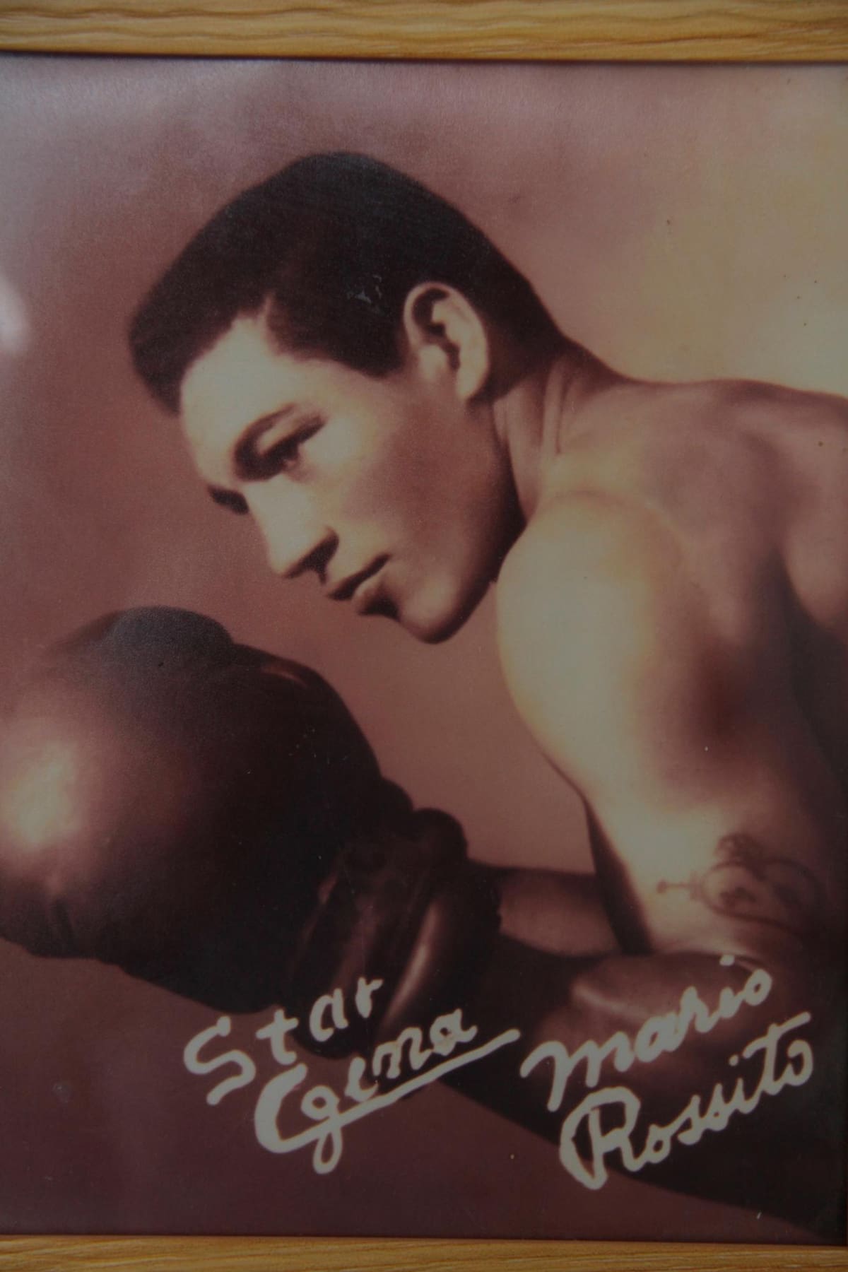 Mario Rossito es hijo de José Antonio Rossito, un italiano que llegó a Cartagena, y de la sanonofrina Emilia Mercado. Nació el 25 de octubre de 1935.