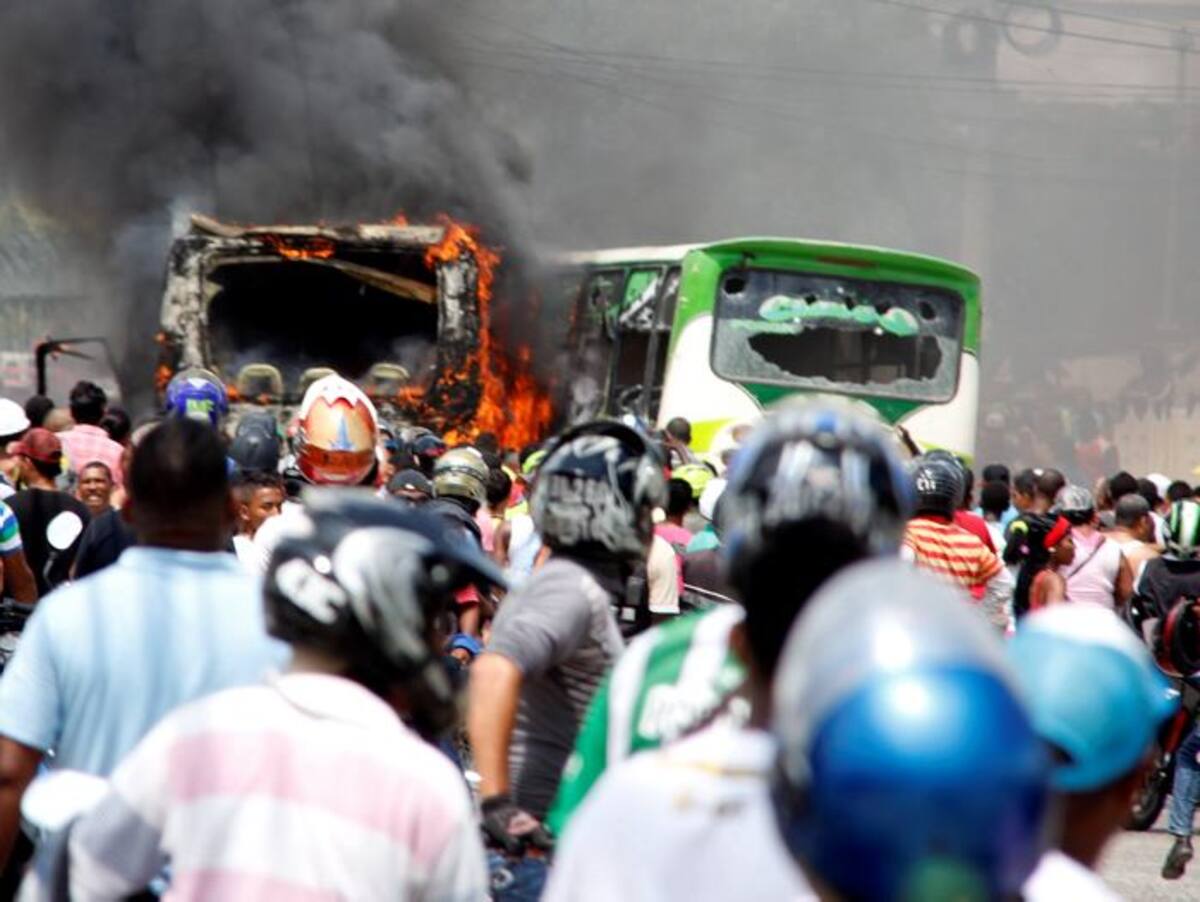 Capturan a los dos conductores de las busetas que arrollaron a un hombre en Olaya. Luis Aparicio - El Universal -