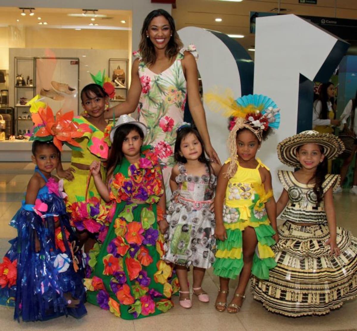 Elida Castro con Nora Rodríguez, Manuela Hernández, Sofía Osorio, Sara Sofía Barrios, Selena Gómez y Linda Sofía Hernández. MARUJA PARRA
