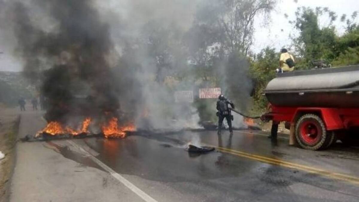 Durante la mañana los manifestantes quemaron llantas en la Troncal de Occidente. LILA LEYVA VILLARREAL - EL UNIVERSAL