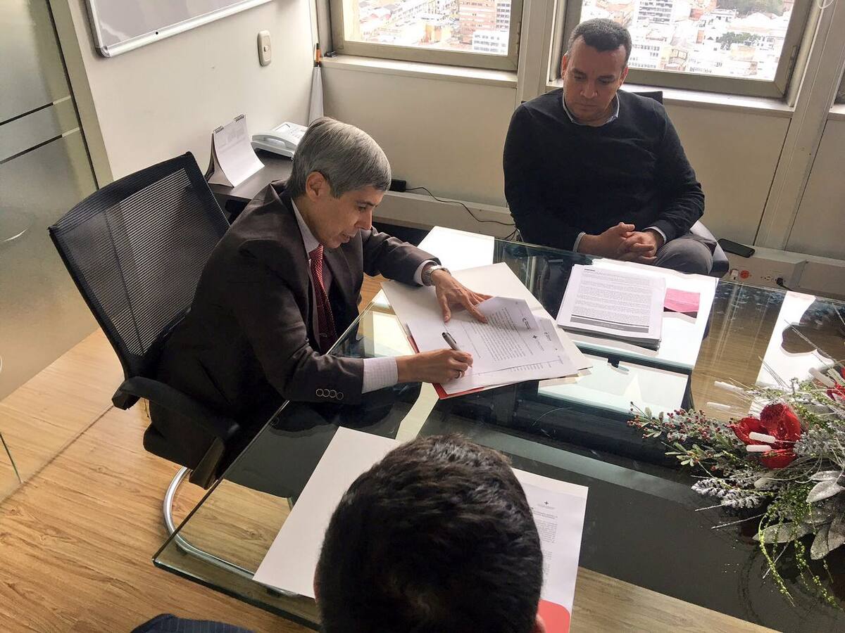 Momento de la firma del convenio. Cortesía.