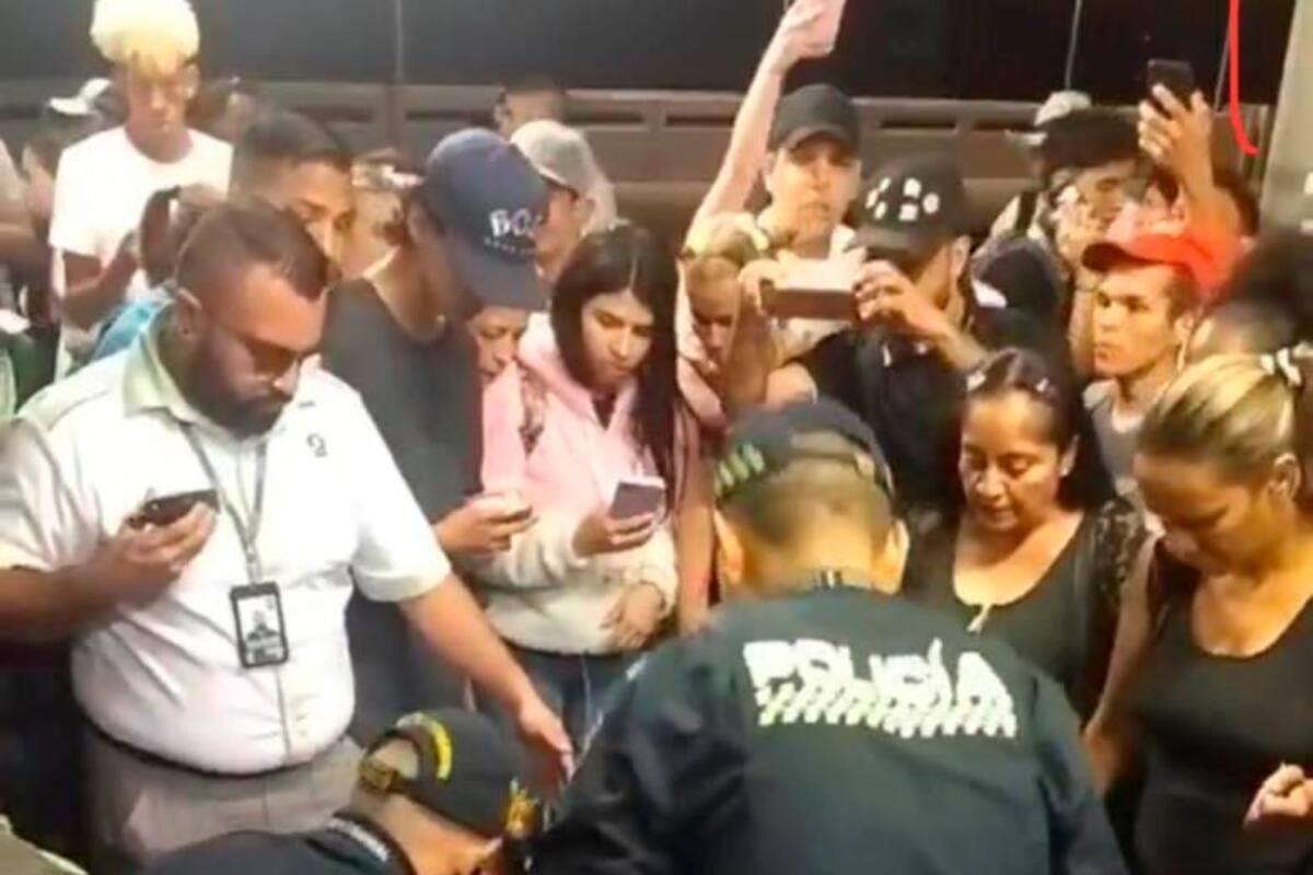 Video: los pillan robando y pasajeros le dan una golpiza
