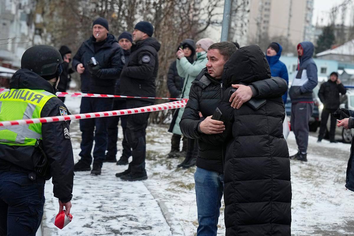 Misiles rusos causan al menos 6 muertos y docenas de heridos en Kiev y Járkiv