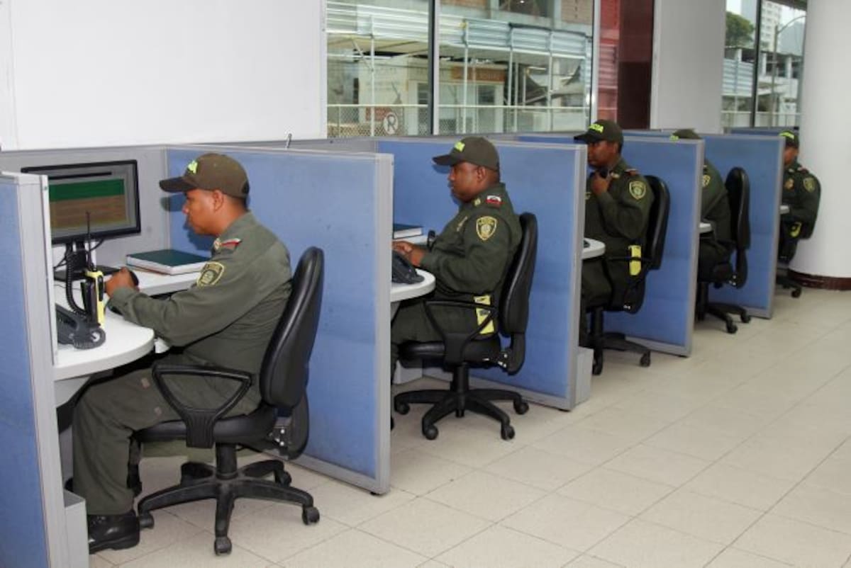 Las personas que llamen a la línea 123 para hacer bromas o agredan a un policía deberán pagar una multa de $735.424 (32 salarios mínimos diarios). //Archivo.