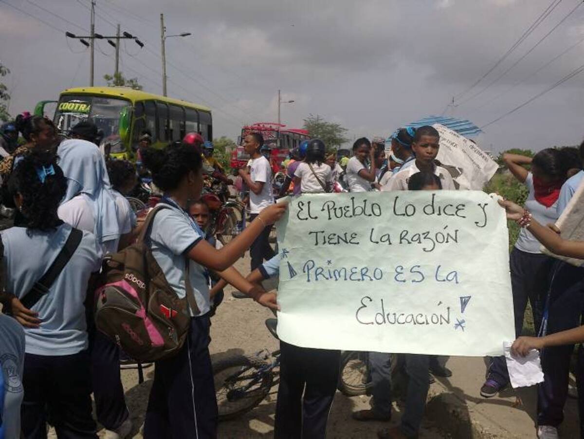 Protestas en la Institución Educativa Nuestro Esfuerzo. ÓSCAR DÍAZ- EL UNIVERSAL