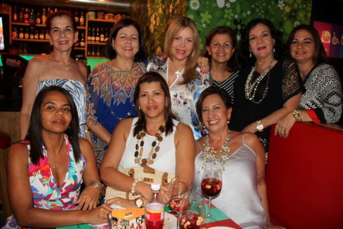 De pie: María Teresa Vélez, Margarita Lecompte, Rocío Fontalvo, Omaira Grau, Ligia Dunoyer y Míriam Zarur; sentadas: Carolina Lora Pérez, Sabat Eljach y Janette Moreno. ZENIA VALDELAMAR - EL UNIVERSAL