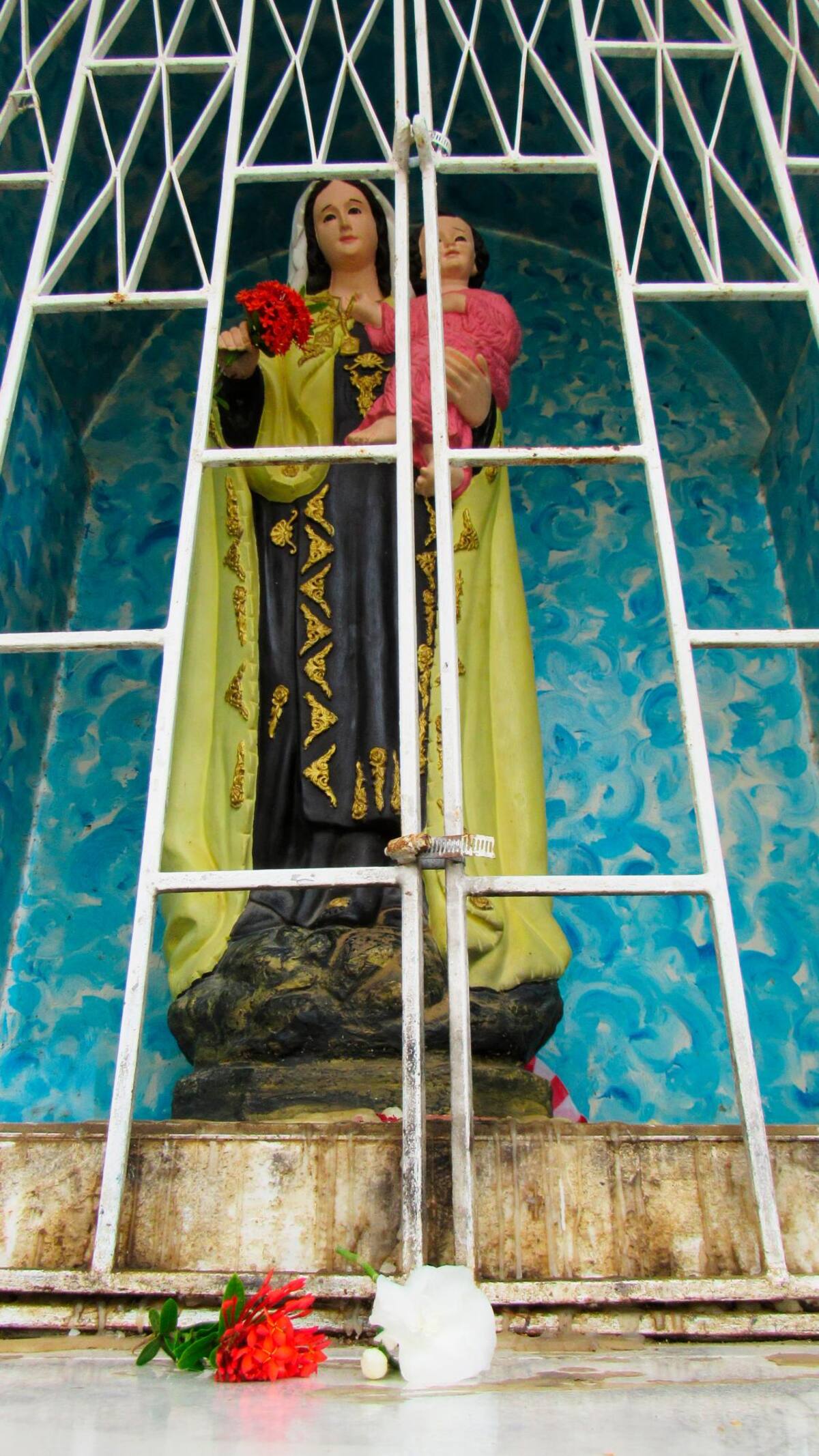 La imagen de la Virgen, situada en la plaza, a un costado del santuario, empieza a estar rodeada de coloridas flores. //Cortesía.