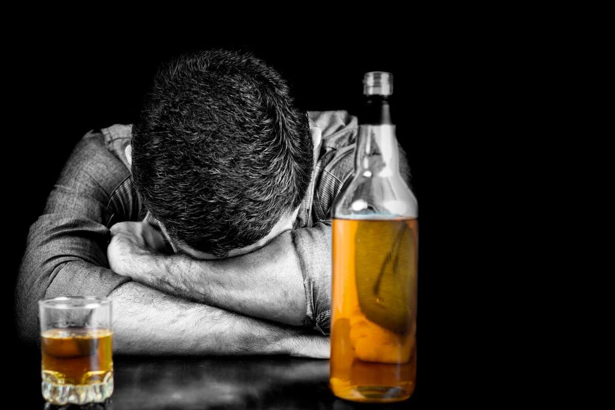 No pierda la visión por beber alcohol adulterado