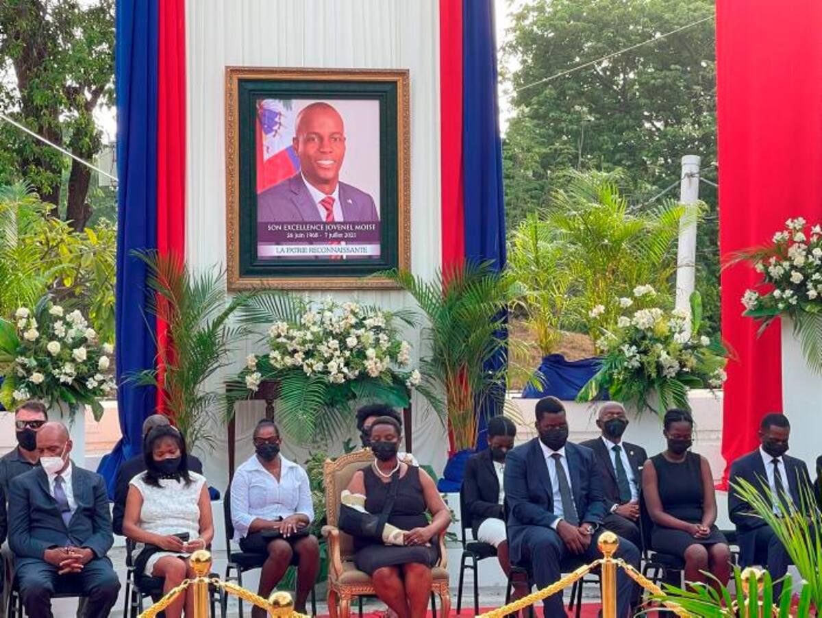 La primera dama Martine Moise, en el centro, durante el homenaje a su difunto esposo, el presidente Jovenel Moise, en el Museo Nacional del Panteón. //AP