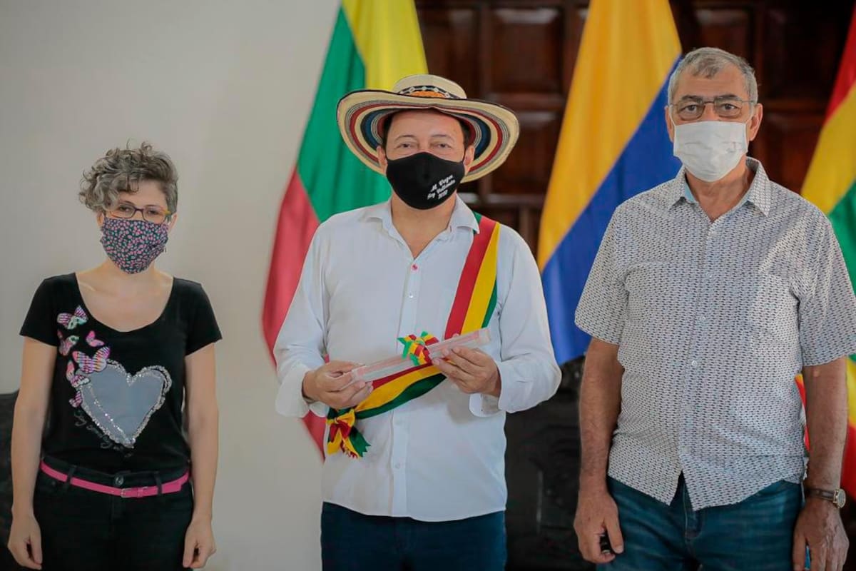 Manuel Vega recibe condecoración tras triunfo en el Festival Vallenato
