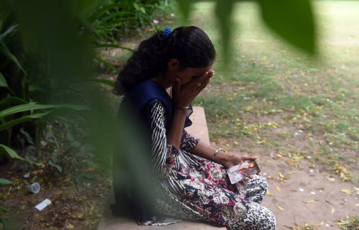 la estudiante india Santa Devi Meghwal, de 20 años, víctima de matrimonio infantil, tiene una fotografía de la ceremonia, en Jodhpur. Meghwal tenía sólo 11 meses de edad cuando sus mayores la casaron con un niño de nueve años de edad de una aldea vecina en el estado desértico de Rajasthan, donde las tasas de matrimonios de niños han sido durante mucho tiempo altas. AFP MONEY SHARMA