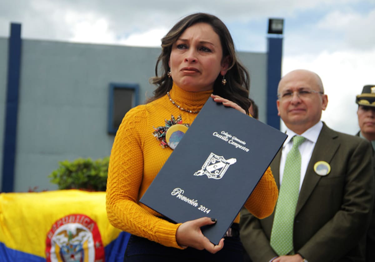 La madre de Sergio Urrego recibió el diploma de bachiller de su hijo. COLPRENSA
