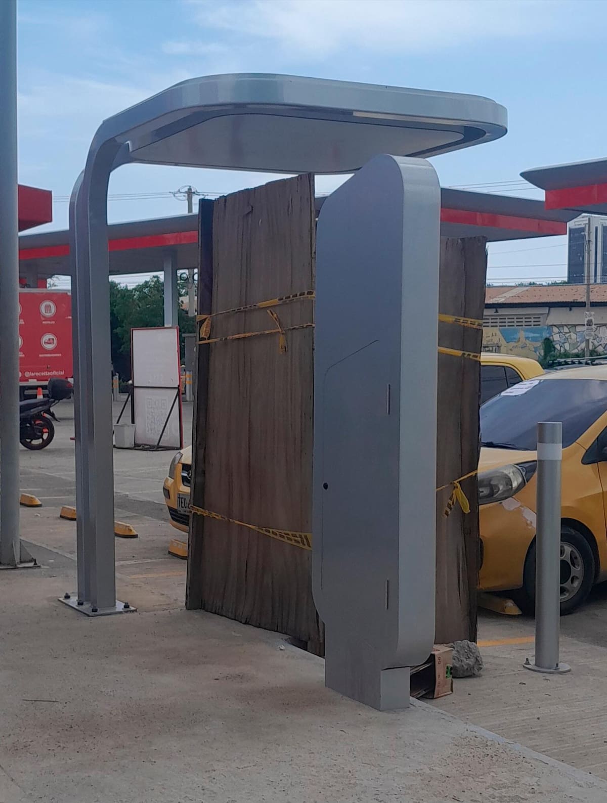 La primera electrolinera o punto de recarga para vehículos eléctricos de Terpel en Cartagena está en plena fase de instalación, en la EDS Terpel Pie del Cerro. // HFA - EU.