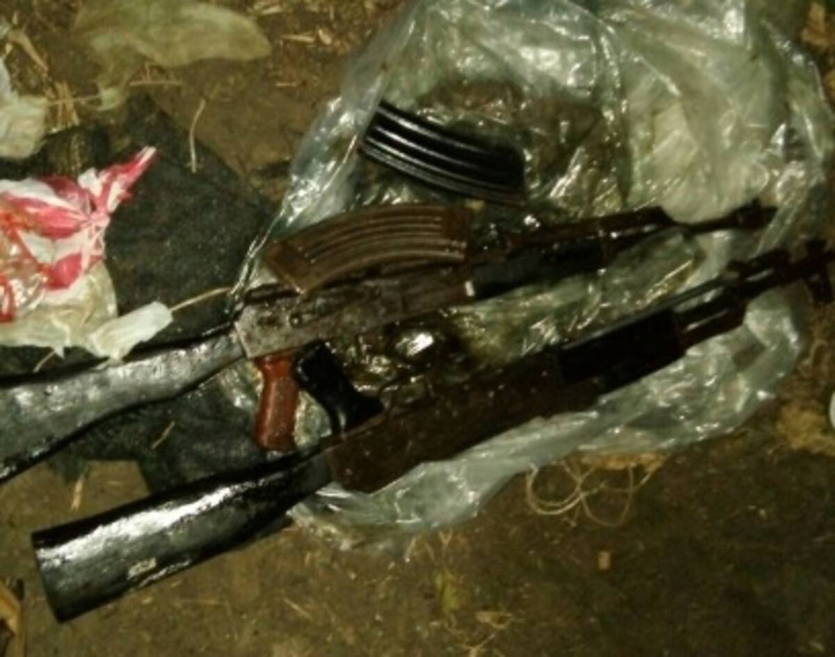 La caleta de armas fue hallada en El Carmen, gracias a información de inteligencia obtenida por efectivos del Gaula Bolívar, bajo la coordinación de la Fiscalía Primera Especializada.