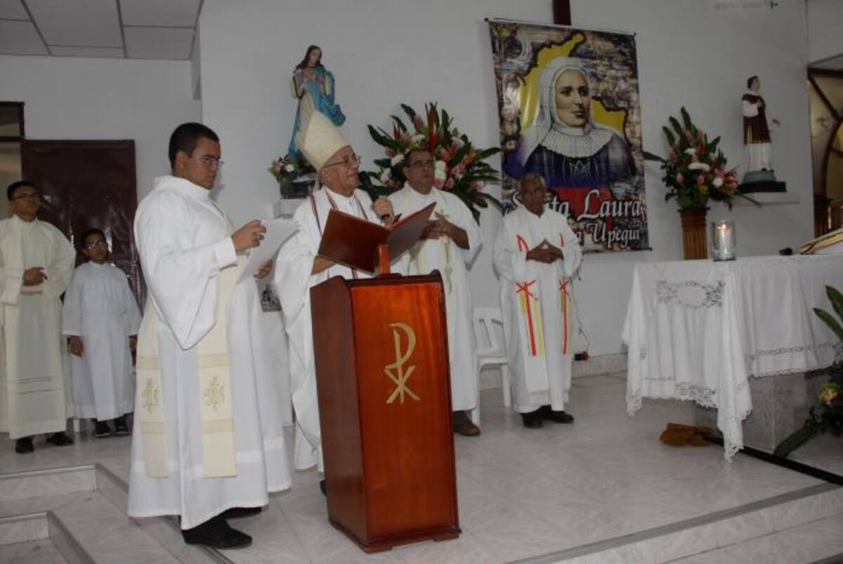 El arzobispo de Cartagena, monseñor Jorge Jiménez, presidió la misa en honor a la primera Santa colombiana. Lorena Henríquez Laborde - EL UNIVERSAL
