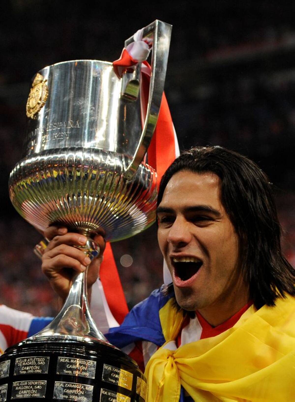 Falcao García con el recién conquistado título de la Copa del Rey. AFP