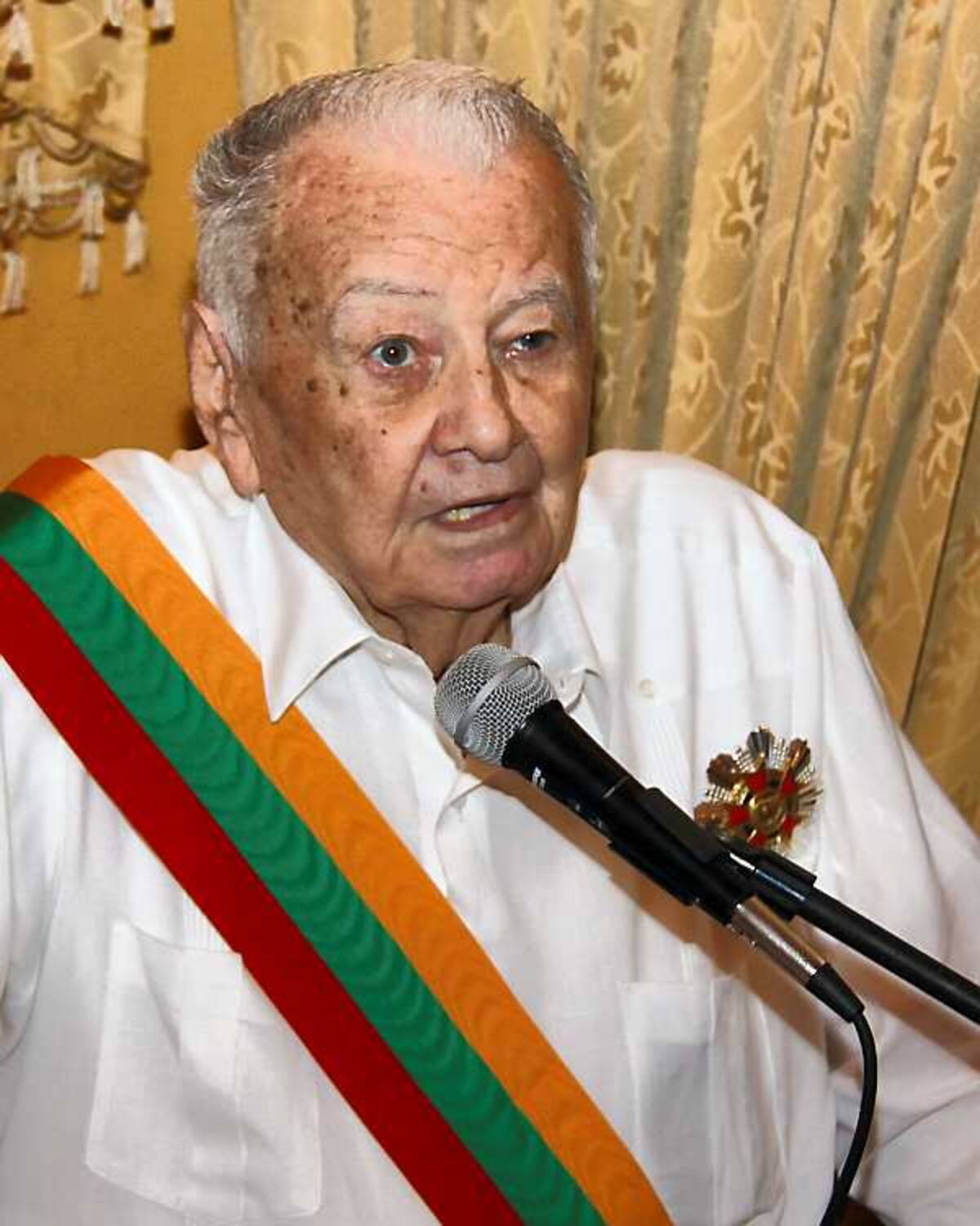 Joaquín “el mono” Franco, quien falleció ayer, durante su último discurso público, tras reci-bir una condecoración de reconocimiento por su vida y obra política. Maruja Parra