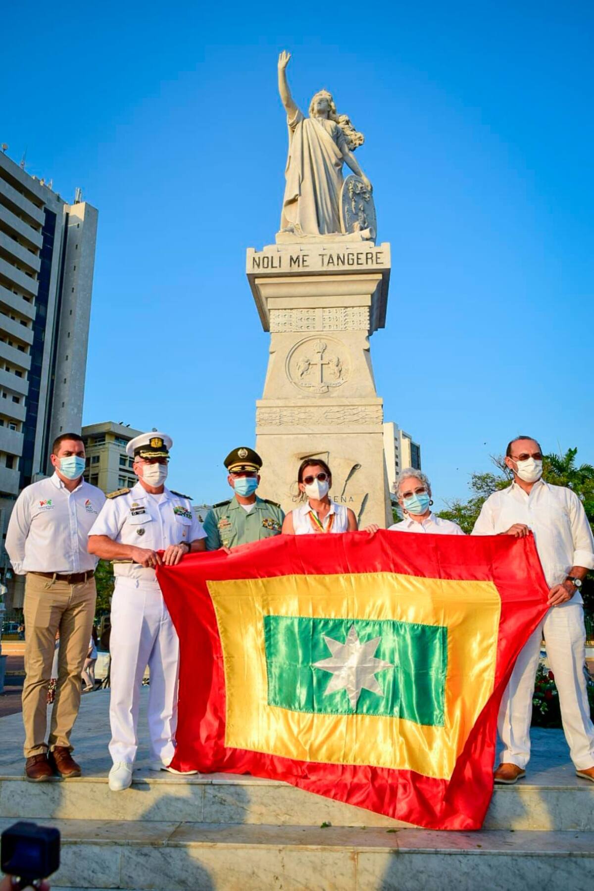 Personajes de las autoridades en la ciudad izan la bandera de Cartagena. // Foto: IPCC.