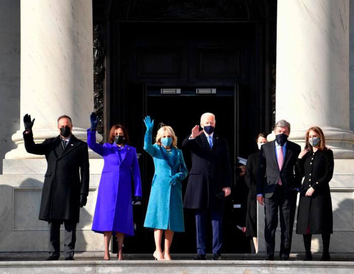 El presidente electo de EE. UU. Joe Biden, su esposa Jill Biden, la vicepresidenta electa de EE. UU. Kamala Harris y su esposo Douglas Emhoff llegan para posesionarse en sus cargos. EFE David Tulis / POOL