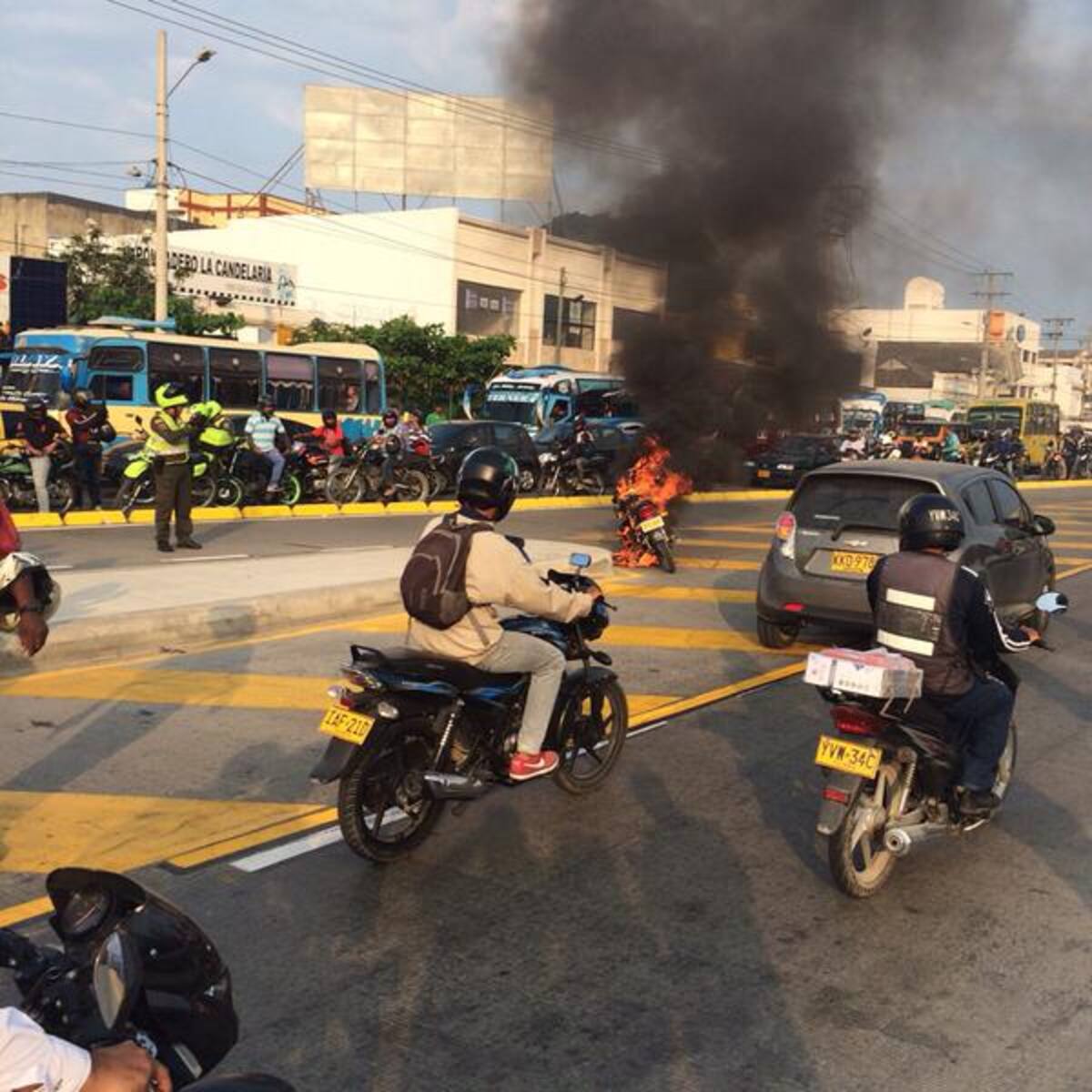 El motorizado impidió que inmovilizaran su vehículo Cortesía @ClajoDaniel