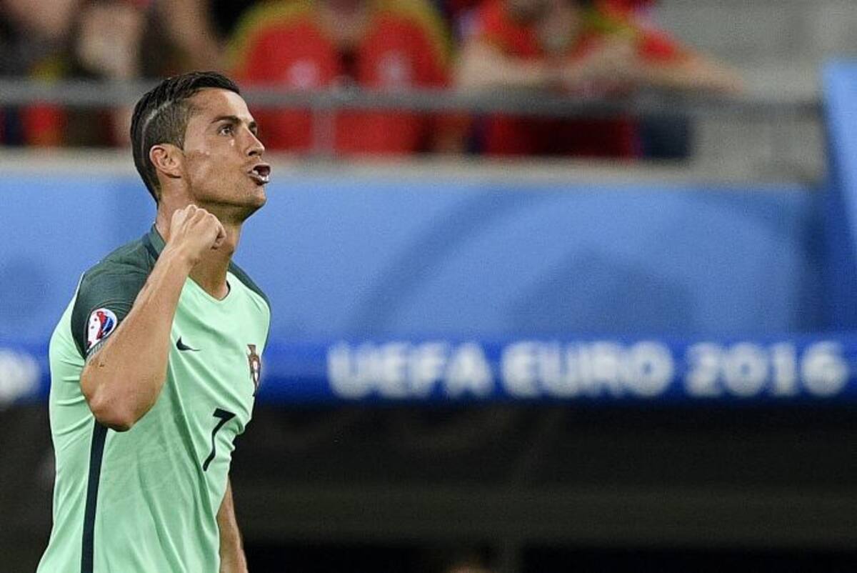 El atacante Cristiano Ronaldo anotó este miércoles en Lyon el gol con que Portugal se puso adelante en el marcador ante Gales, por las semifinales de la Eurocopa-2016. afp