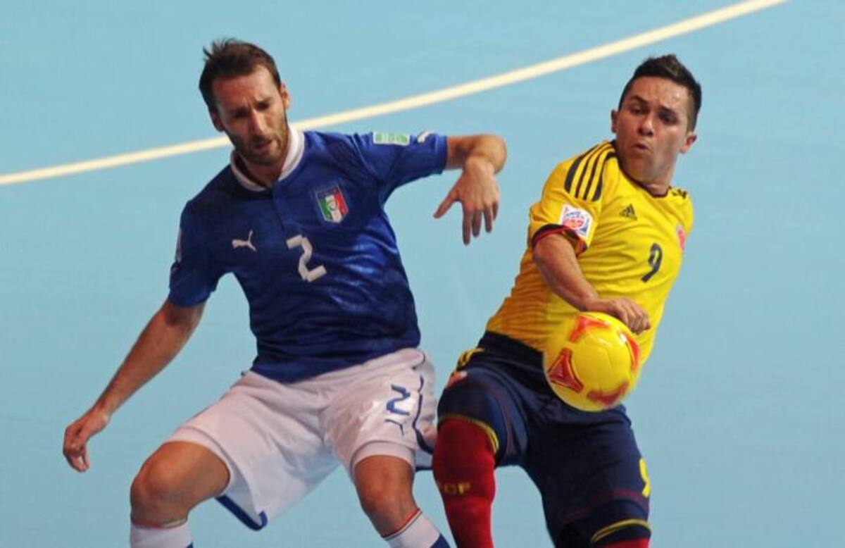 Italia aprovechó la superioridad numérica para marcar el segundo gol apenas un minuto después de la acción clave, por medio de Fortino y fue este mismo jugador el que cerró el marcador a escasos segundos para el final del partido (40). AFP PORNCHAI KITTIWONGSAKUL
